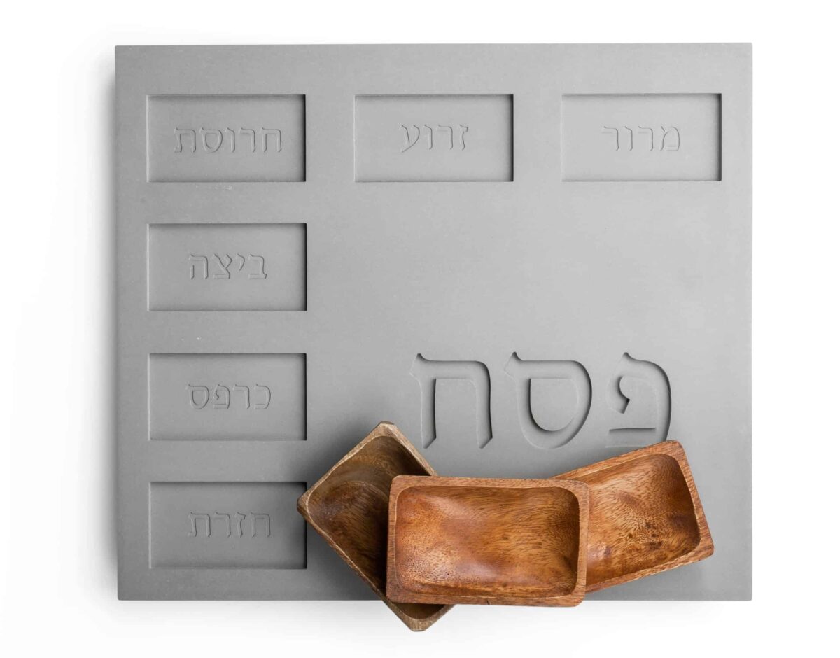 קערת ליל הסדר מבטון אפור עם קעריות לבחירה - פרט מקרוב - פריטי עיצוב ומתנות מקוריות | ביתן המלכים