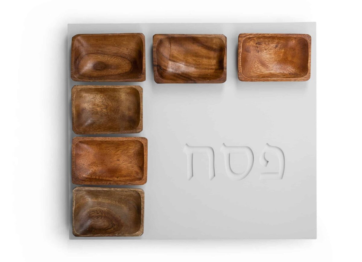 צלחת פסח מבטון לבן עם קעריות לבחירה - מבט נוסף - פריטי עיצוב ומתנות מקוריות | ביתן המלכים