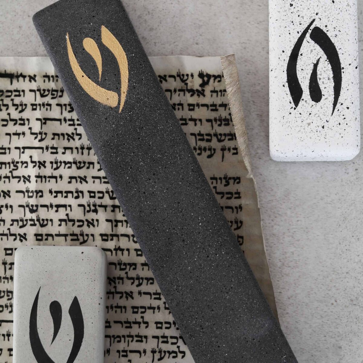 מזוזה שחורה מעוצבת מבטון עם ש` קלאסית מוזהבת | ביתן המלכים