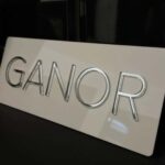 שלט לדלת מבטון טבעי לבן דגם ONE | שלטים לדלת בעיצוב אישי | ביתן המלכים