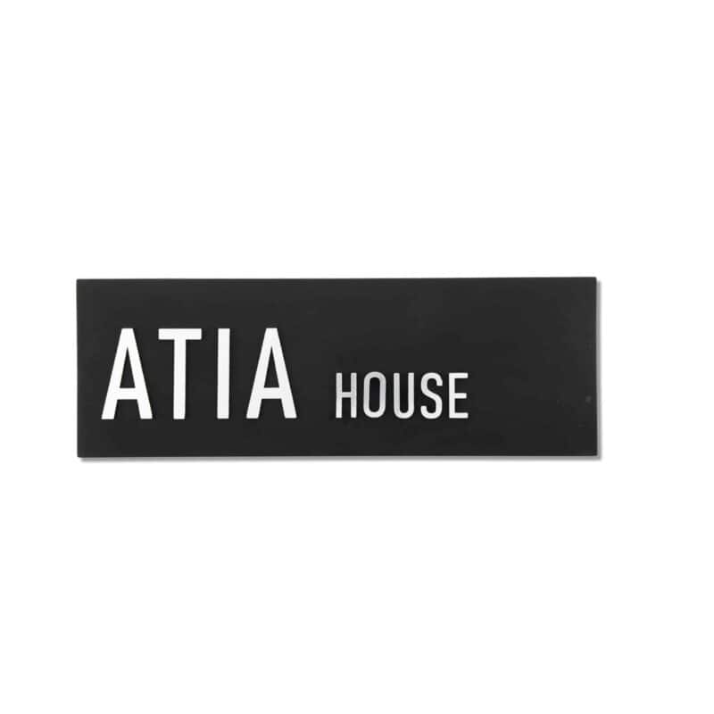 שלט לדלת מבטון טבעי לבן דגם ONE | שלטים לדלת בעיצוב אישי | ביתן המלכים