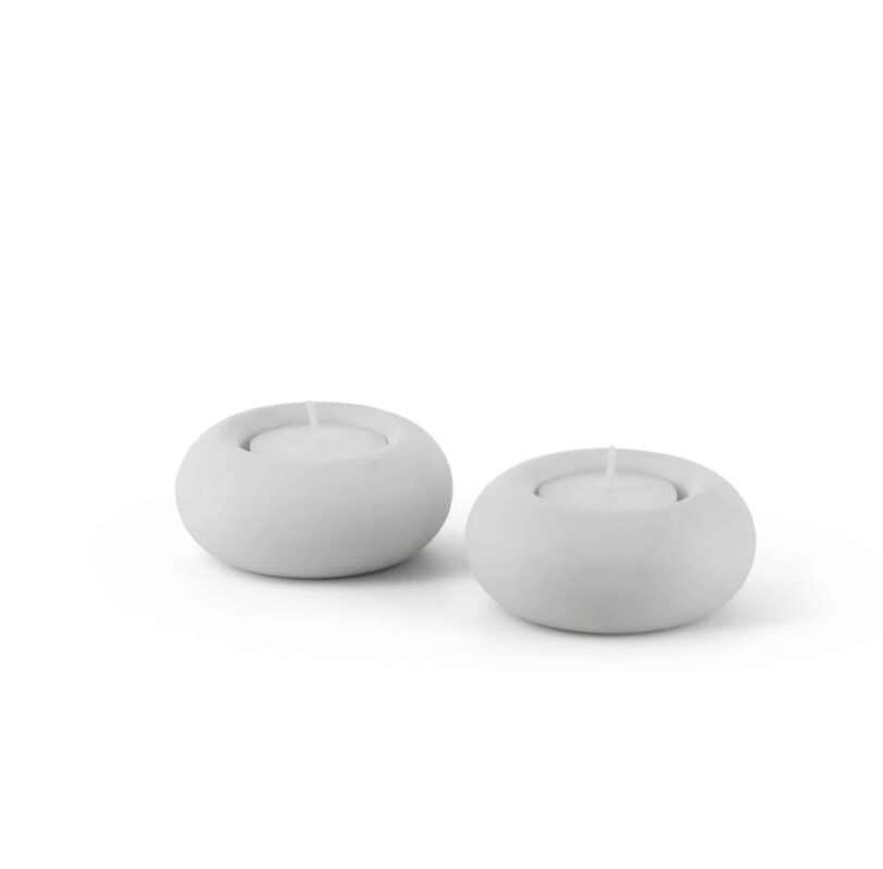 זוג פמוטים נמוכים מעוצבים מבטון בצבע לבן | ביתן המלכים