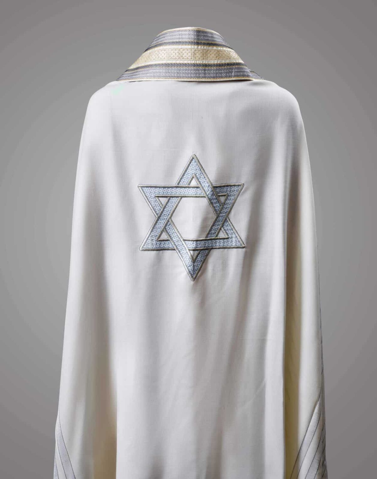 טלית צמר מהודרת לחתן עם רקמה יוקרתית דגם Bnaya - פרט מקרוב - טליתות יוקרתיות בעבודת יד | ביתן המלכים