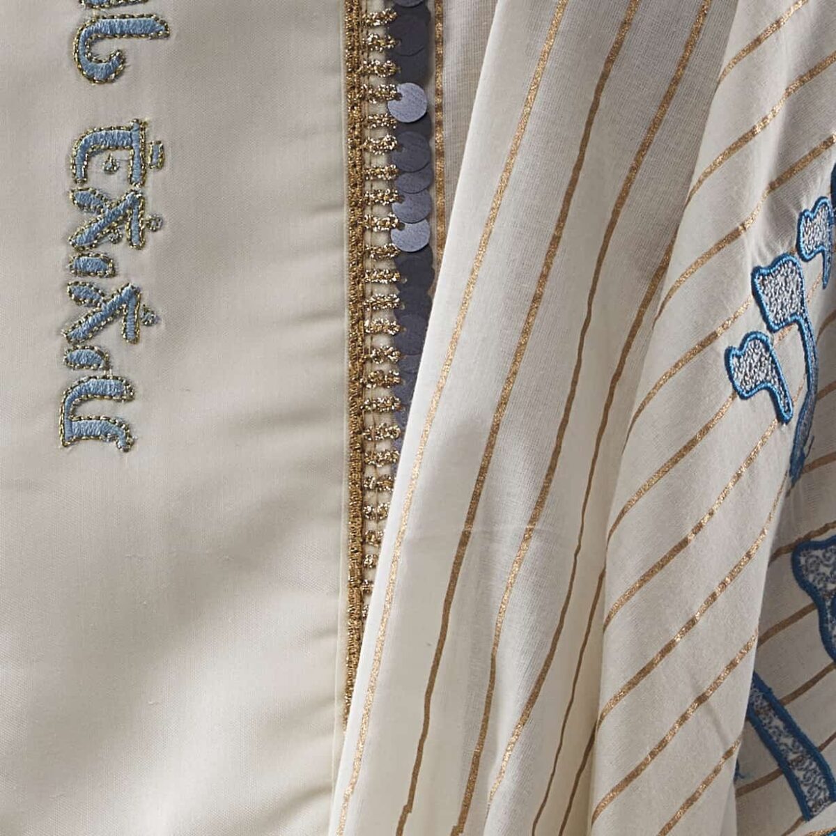 טלית כותנה מהודרת עם רקמת ציטוט דגם Yinon - מבט על עיטורי הטלית - טליתות יוקרתיות בעבודת יד | ביתן המלכים