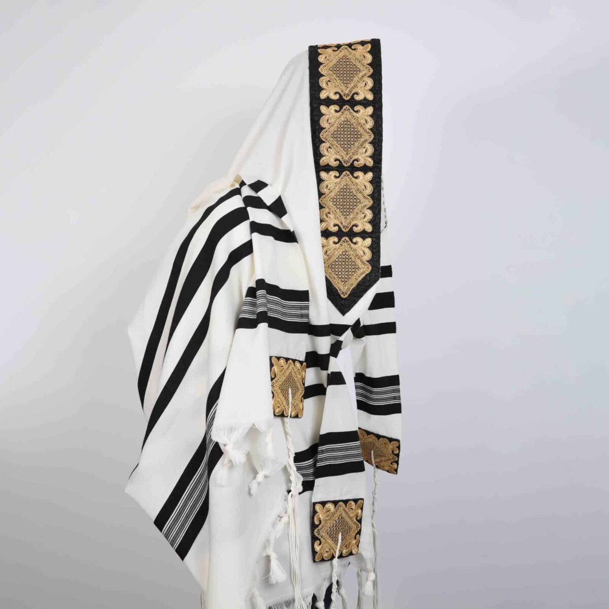 טלית צמר מהודרת ויוקרתית עם רקמת כתר דגם ITAMAR - פרט מקרוב - טליתות יוקרתיות בעבודת יד | ביתן המלכים