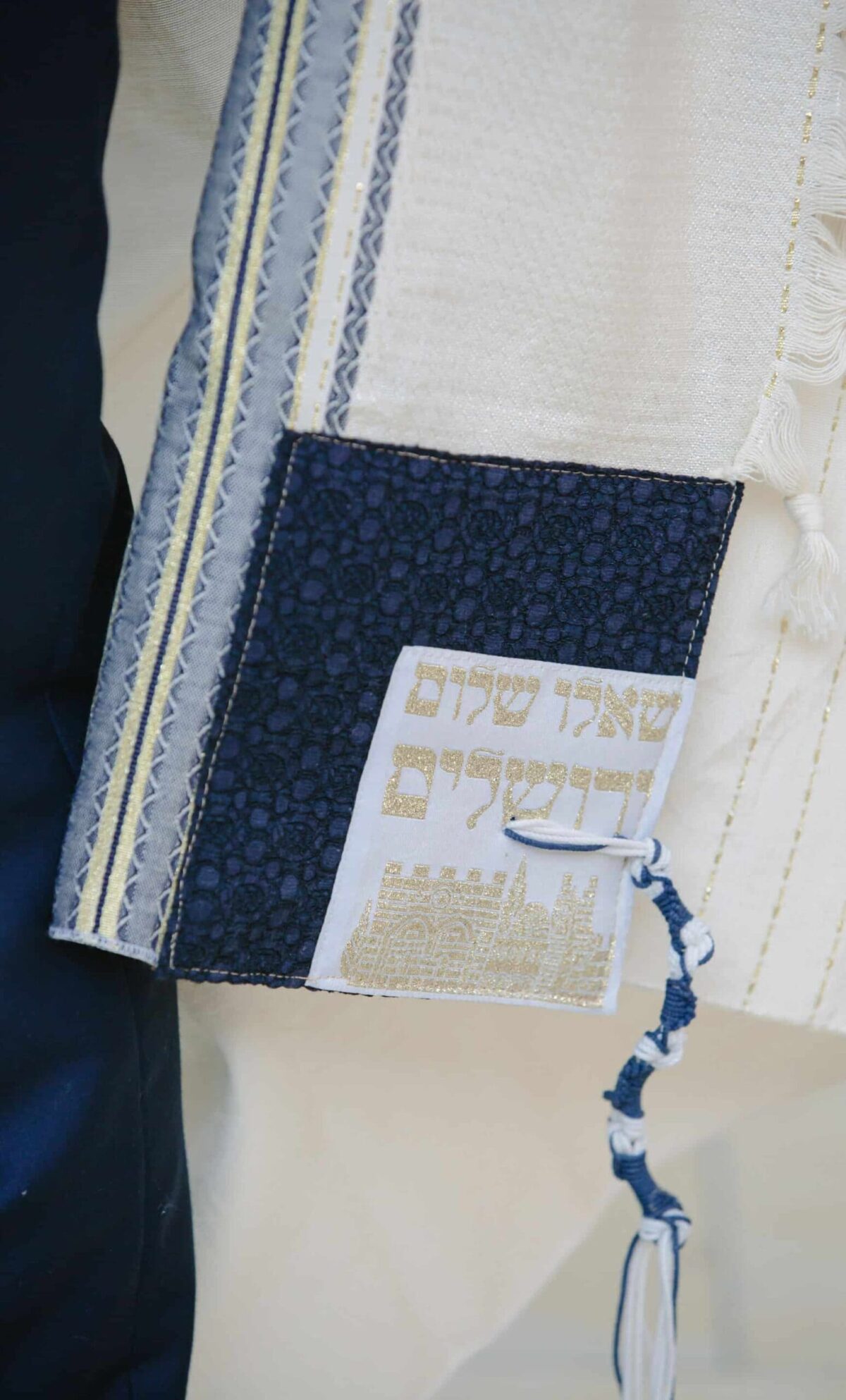 טלית צמר דו צדדית מפוארת דגם Yizhar - מבט על עיטורי הטלית - טליתות יוקרתיות בעבודת יד | ביתן המלכים