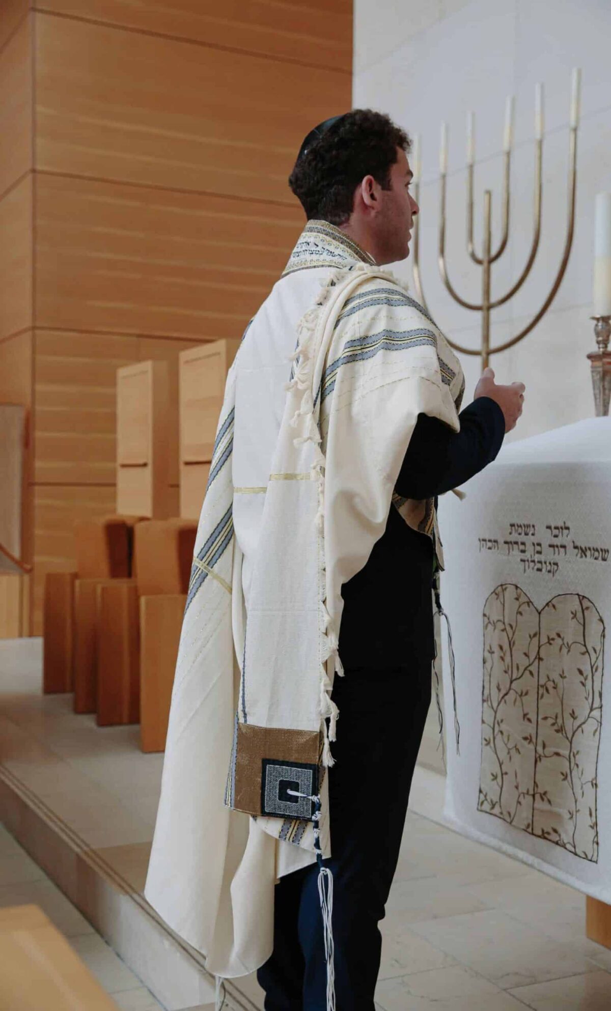 טלית צמר דו צדדית מפוארת דגם Yizhar - מבט על המרקם - טליתות יוקרתיות בעבודת יד | ביתן המלכים