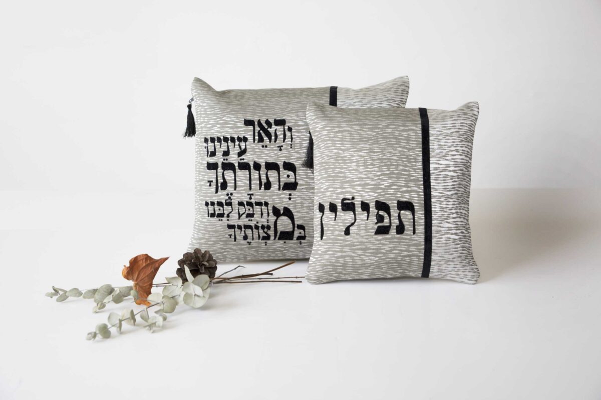 תיק טלית בעבודת יד דגם והאר עינינו בתורתך ודבק לבנו במצותיך - פרט מקרוב - טליתות יוקרתיות בעבודת יד | ביתן המלכים