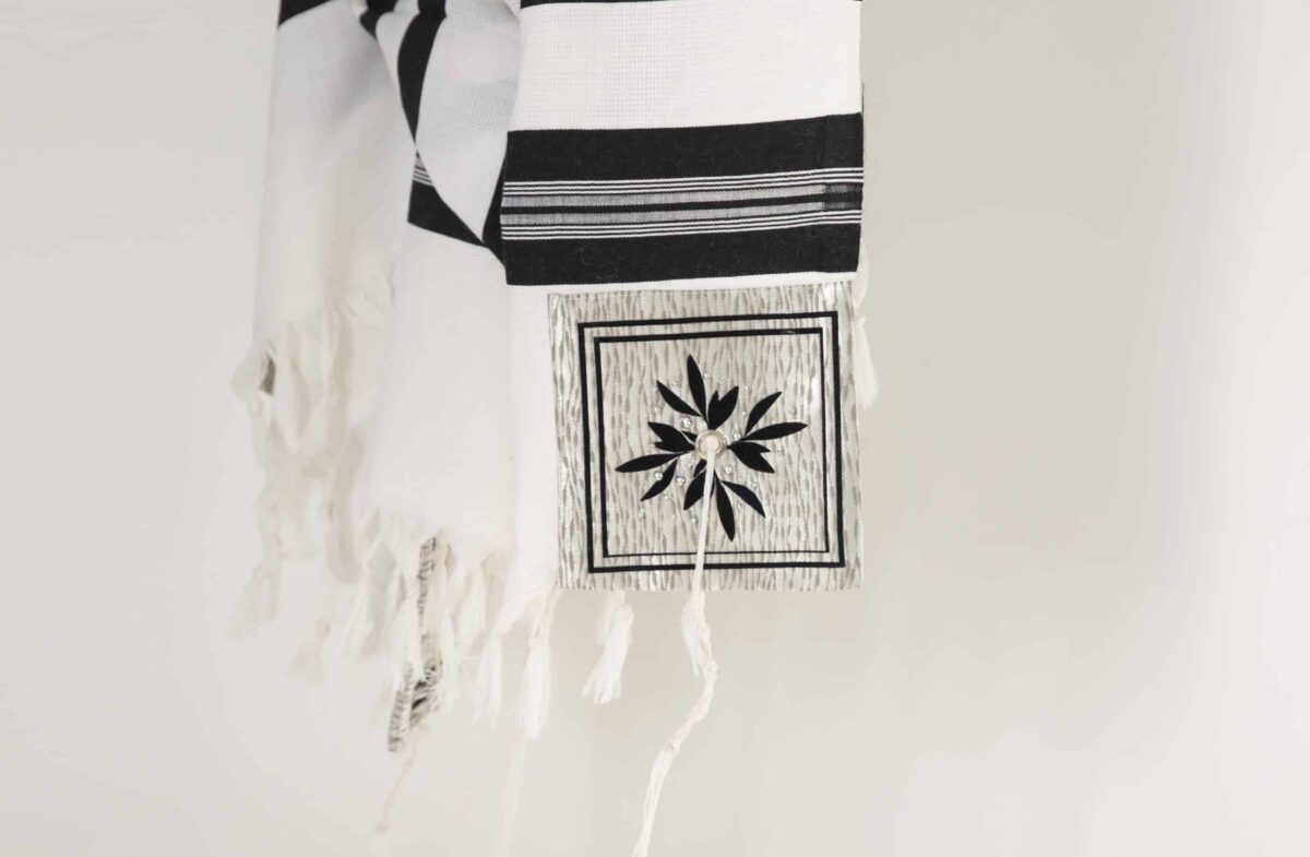 טלית צמר מהודרת דגם ויחד לבבנו לאהבה וליראה את שמך - פרט אריגה - טליתות יוקרתיות בעבודת יד | ביתן המלכים