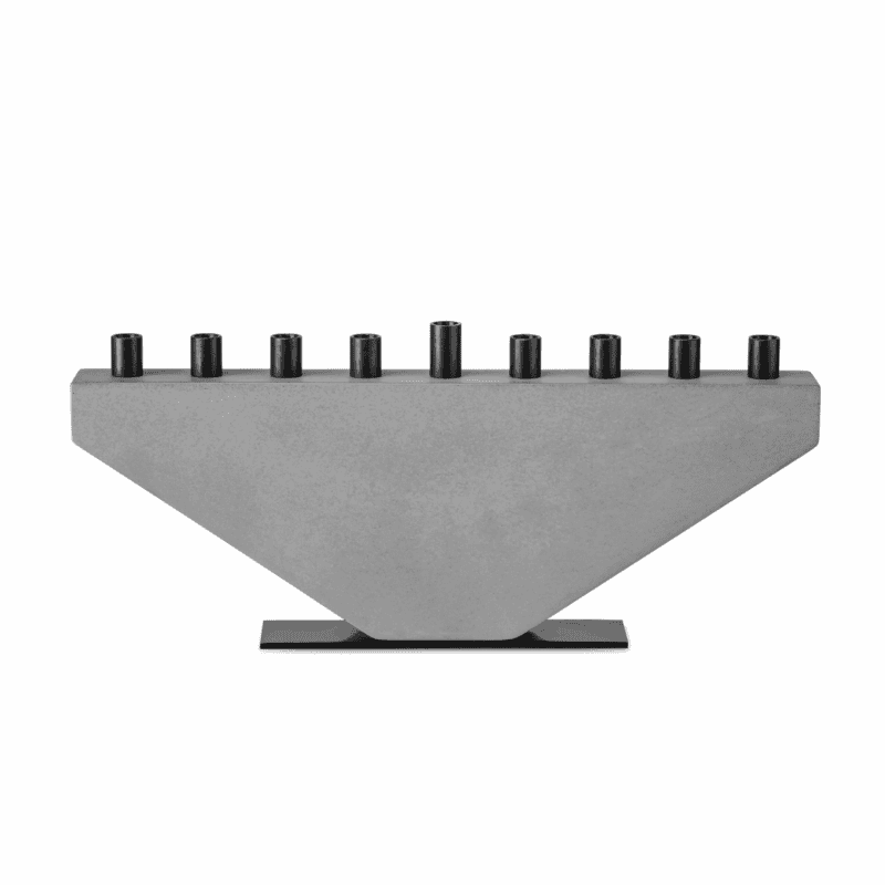 חנוכיה מעוצבת מבטון בצבע אפור בטון טבעי לנרות או שמן | ביתן המלכים