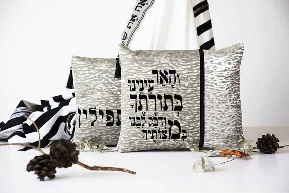 סט תיקים מפואר לטלית ותפילין דגם והאר עינינו בתורתך ודבק לבנו במצותיך | ביתן המלכים