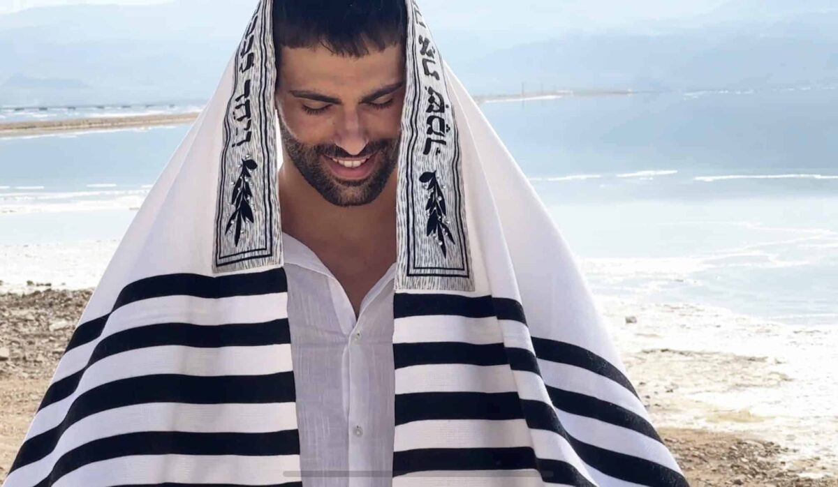 טלית צמר מהודרת דגם ויחד לבבנו לאהבה וליראה את שמך - תצוגת בד וצבע - טליתות יוקרתיות בעבודת יד | ביתן המלכים