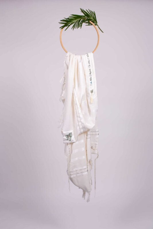 טלית מהודרת לחתן לחתונה דגם דע מאין באת | ביתן המלכים