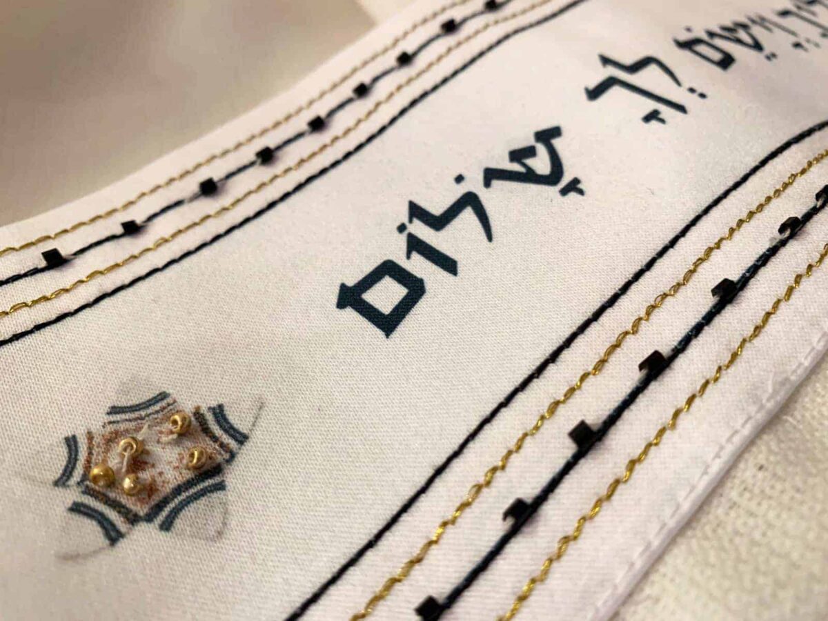 טלית מהודרת לשבת וליומיום מצמר רחלים דגם ברכת הכהנים - מבט על הפסים - טליתות יוקרתיות בעבודת יד | ביתן המלכים