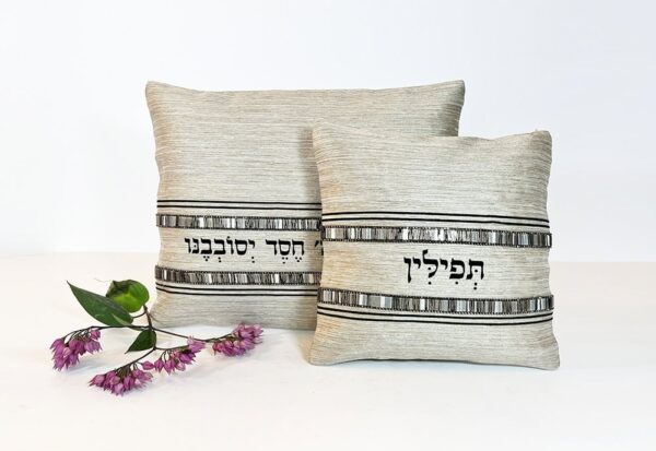 סט תיקים לטלית ותפילין דגם הבוטח בה' חסד יסובבנו - תמונה ראשית - טליתות יוקרתיות בעבודת יד | ביתן המלכים