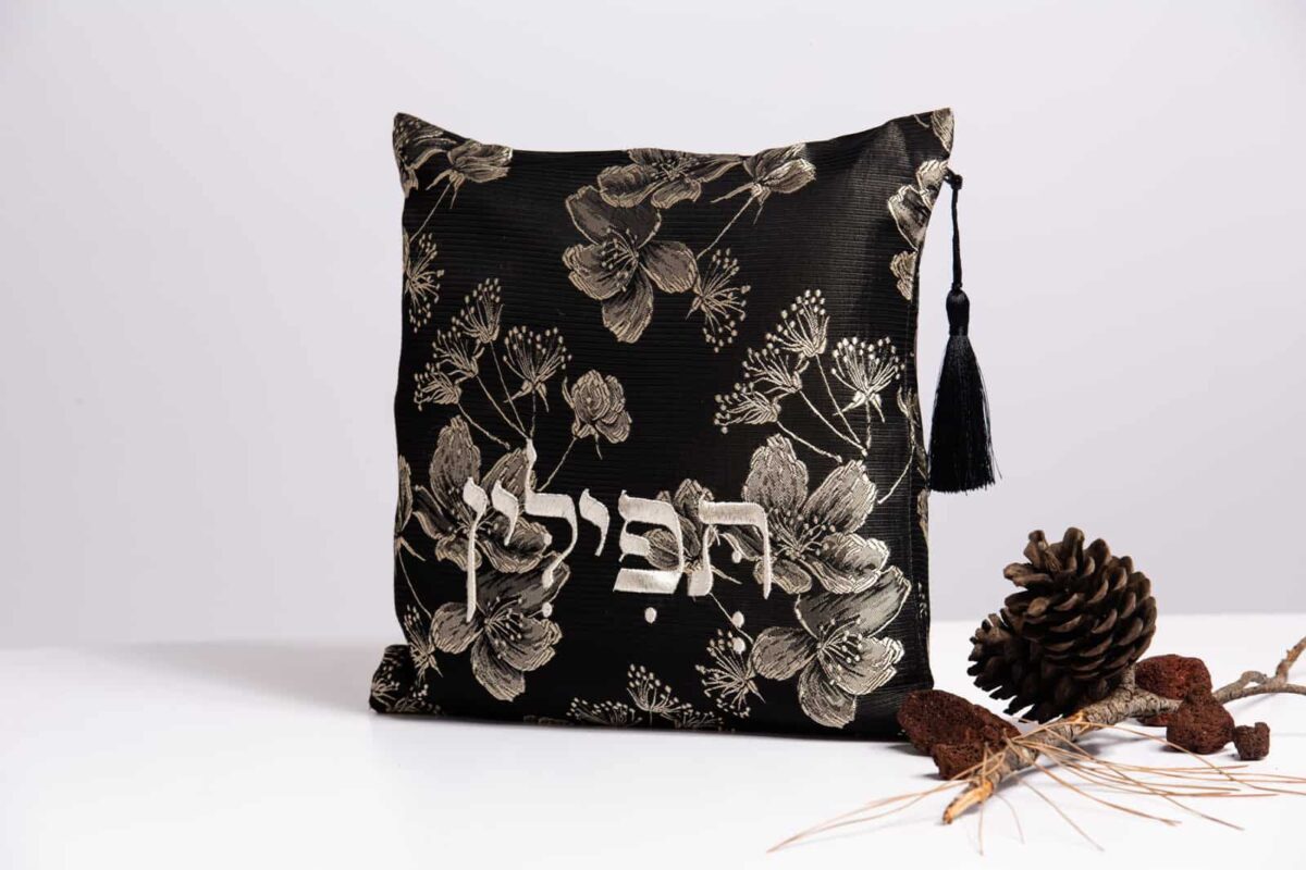 תיק טלית מפואר דגם ואני תפלתי לך - זווית נוספת - טליתות יוקרתיות בעבודת יד | ביתן המלכים