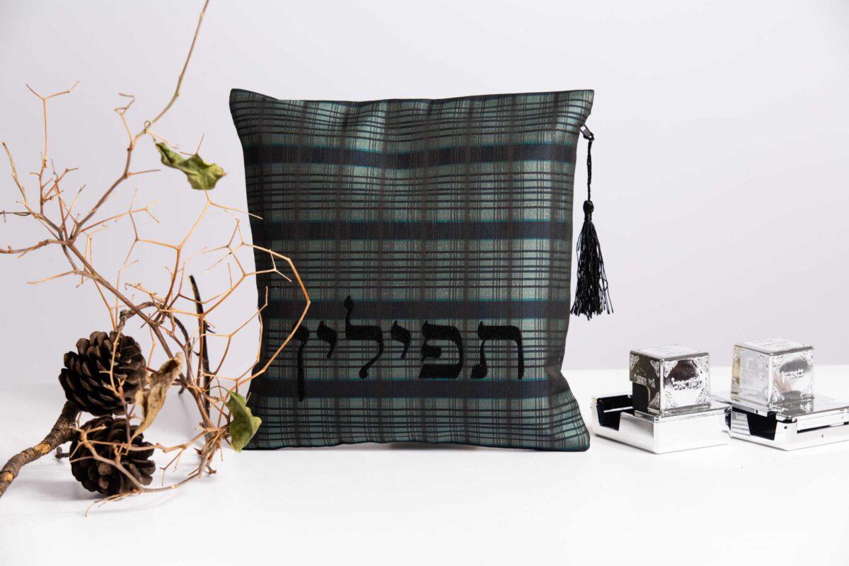 סט תיקים לטלית ותפילין דגם כל הנשמה תהלל - פרט מקרוב - טליתות יוקרתיות בעבודת יד | ביתן המלכים