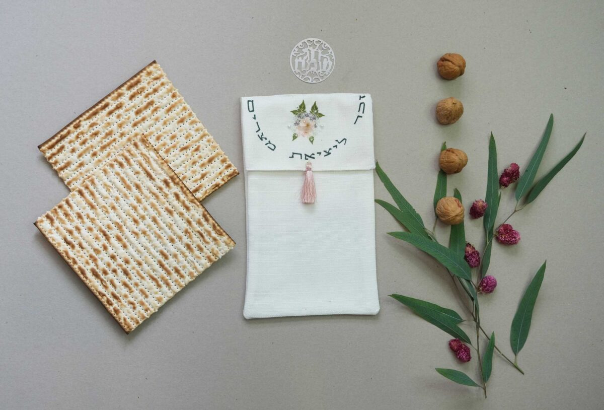 כיסוי מצות מהודר וחגיגי דגם לכבוד חג האביב - פרט רקמה וצבע - כיסויי מצה מעוצבים לפסח | ביתן המלכים