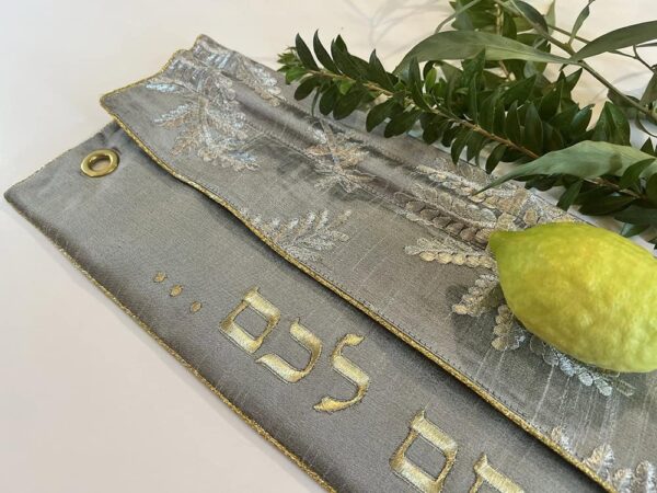 תיק לולב מהודר ממשי דגם ולקחתם לכם - כסוף ברקמת עלים ורקמות זהב - תמונה ראשית - תיקים ללולב בעיצוב מהודר | ביתן המלכים