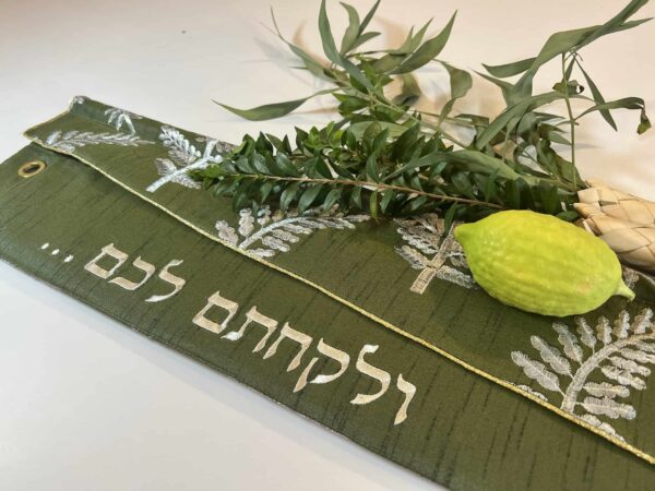 תיק לולב מהודר ממשי דגן ולקחתם לכם - ירוק ברקמת עלים ורקמות זהב - תמונה ראשית - תיקים ללולב בעיצוב מהודר | ביתן המלכים