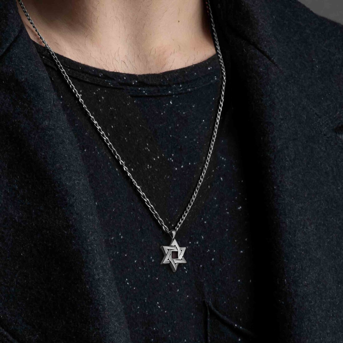 שרשרת מגן דוד עם כל התנ"ך לגברים דגם ישראל - על הגוף - שרשראות לגברים בעיצוב מודרני | ביתן המלכים