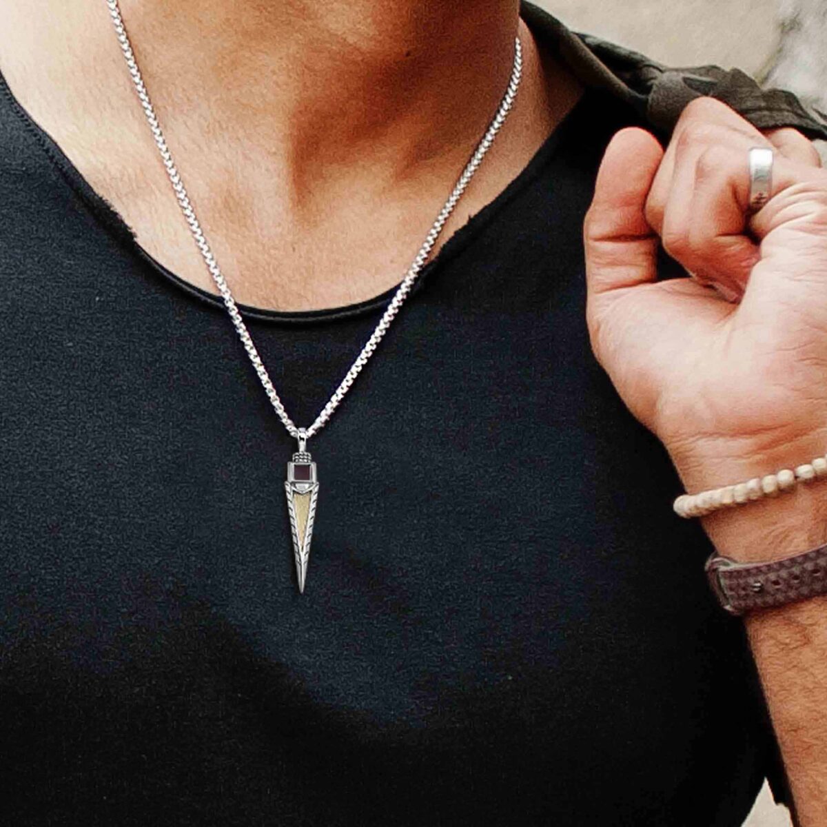 שרשרת עם התנ"ך לגבר על תליון חץ אופנתי ויוקרתי - על הגוף - שרשראות לגברים בעיצוב מודרני | ביתן המלכים