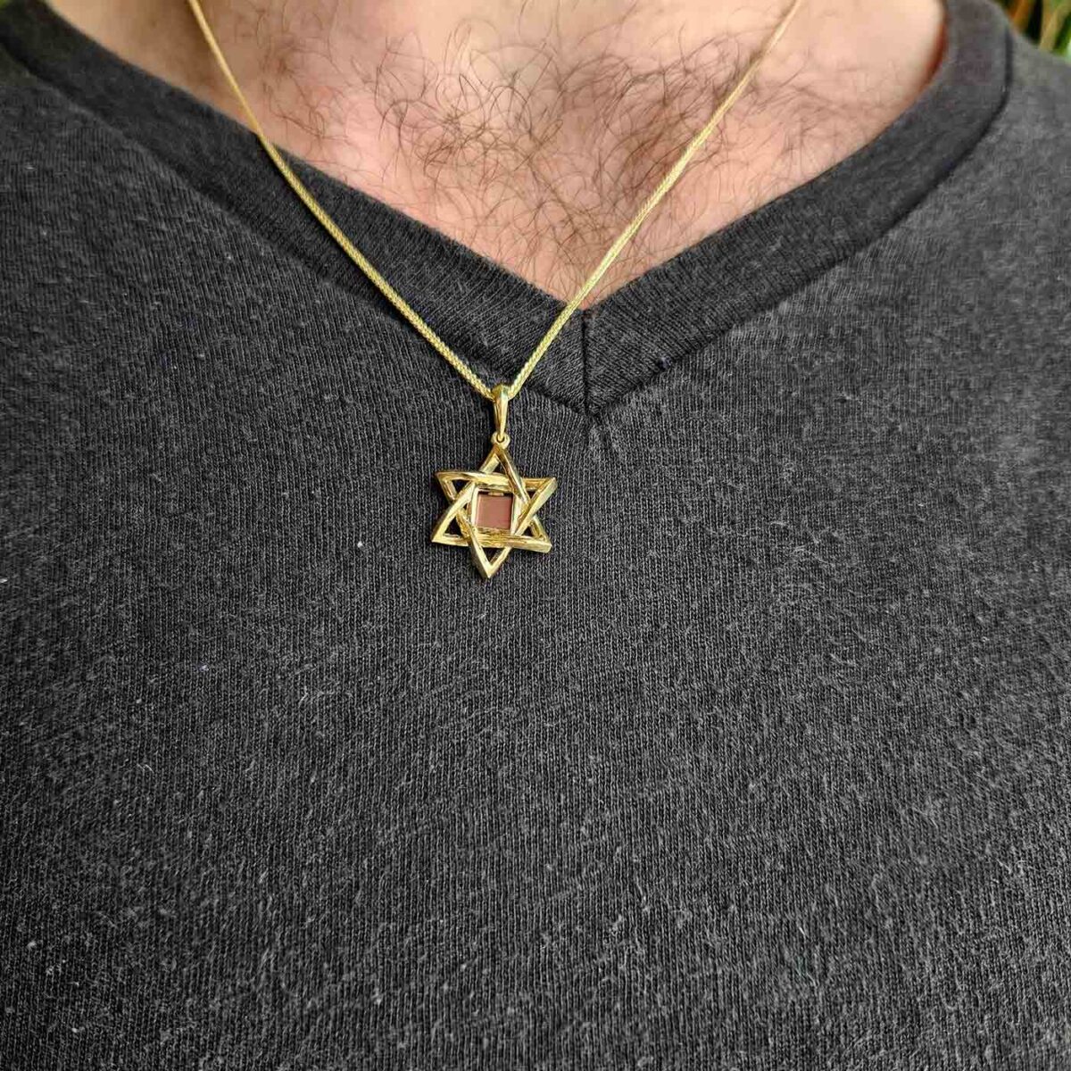 שרשרת מגן דוד תלת מימדי עם התנ"ך דגם אשר - על הגוף - שרשראות לגברים בעיצוב מודרני | ביתן המלכים