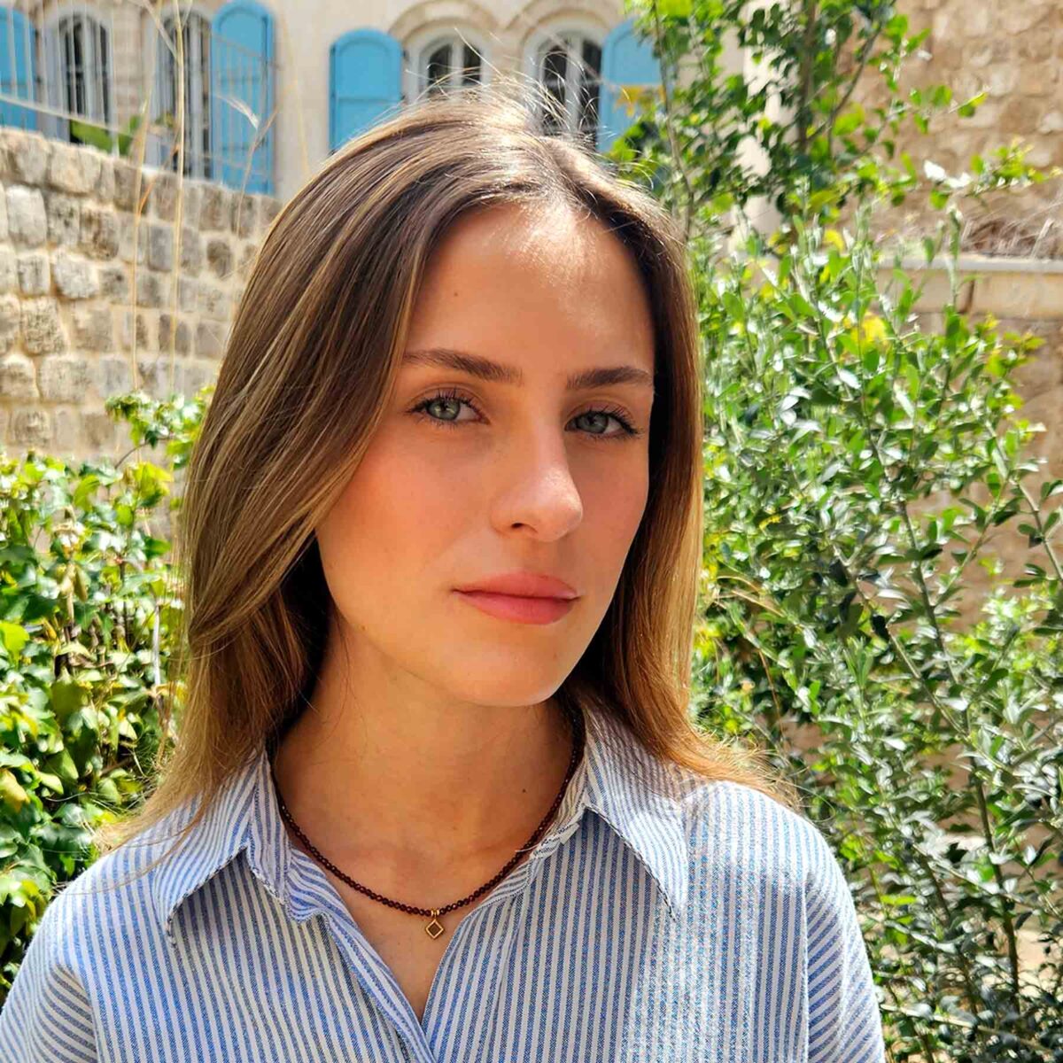 שרשרת חרוזים לאישה עם כל התנך | אבני גרנט אדומות - מבט נוסף - שרשראות לנשים בעיצוב אלגנטי | ביתן המלכים