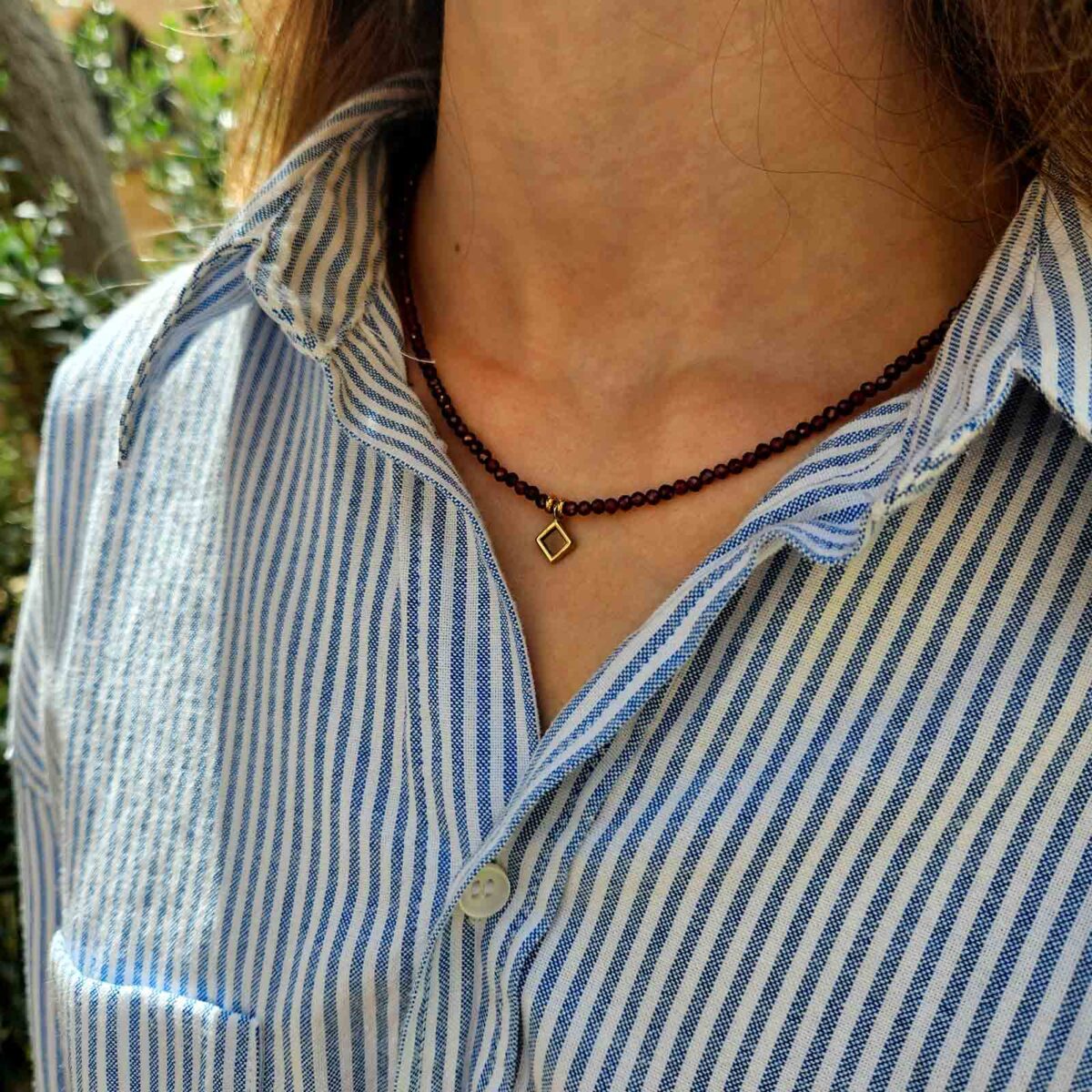 שרשרת חרוזים לאישה עם כל התנך | אבני גרנט אדומות - על הגוף - שרשראות לנשים בעיצוב אלגנטי | ביתן המלכים