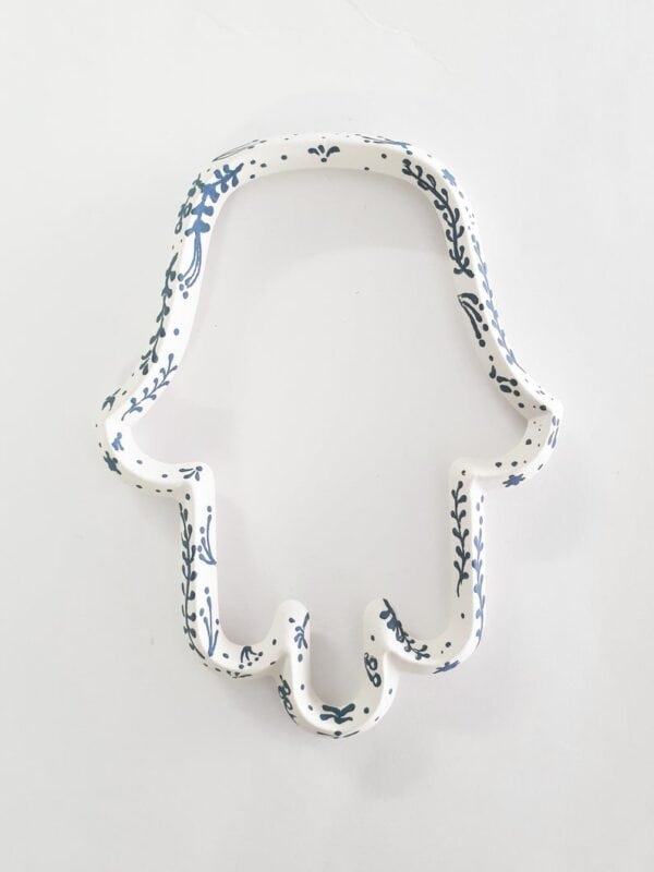 חמסה מעוצבת לבית לתליה צבע לבן עם איורים כחולים | ביתן המלכים