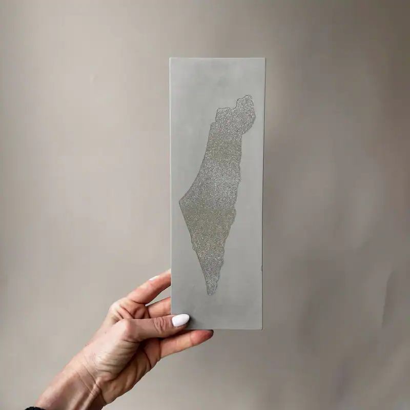 מפת ארץ ישראל מעוצבת מבטון בצבע אפור | ביתן המלכים