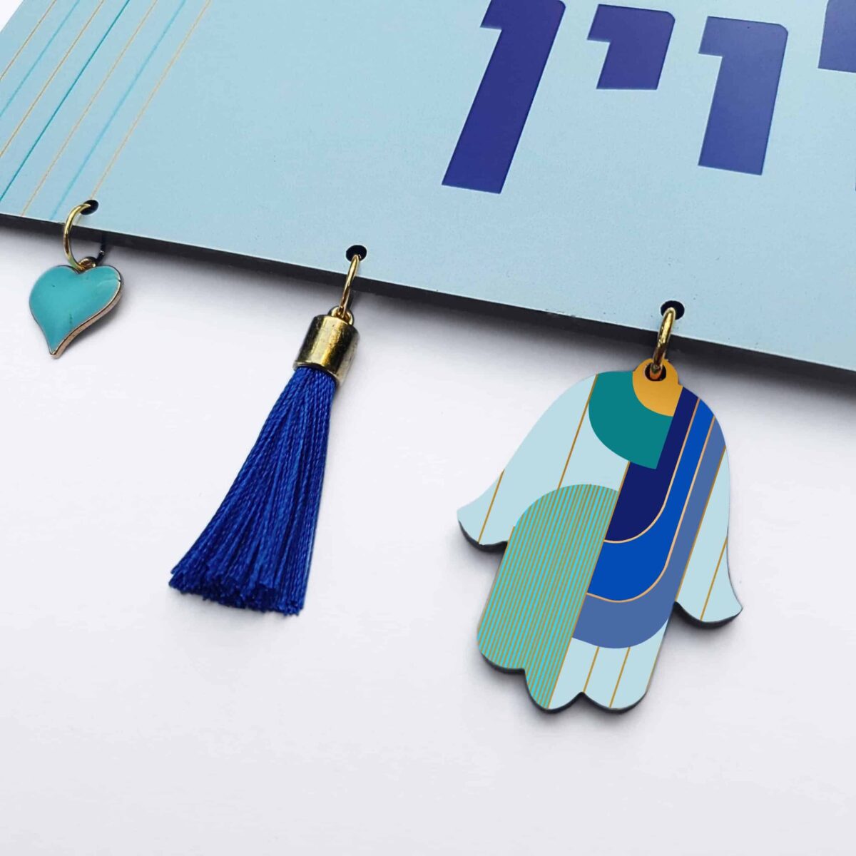 שלט מעוצב לדלת הכניסה עם אלמנטים של מזל וברכה - פרטי המוצר | ביתן המלכים