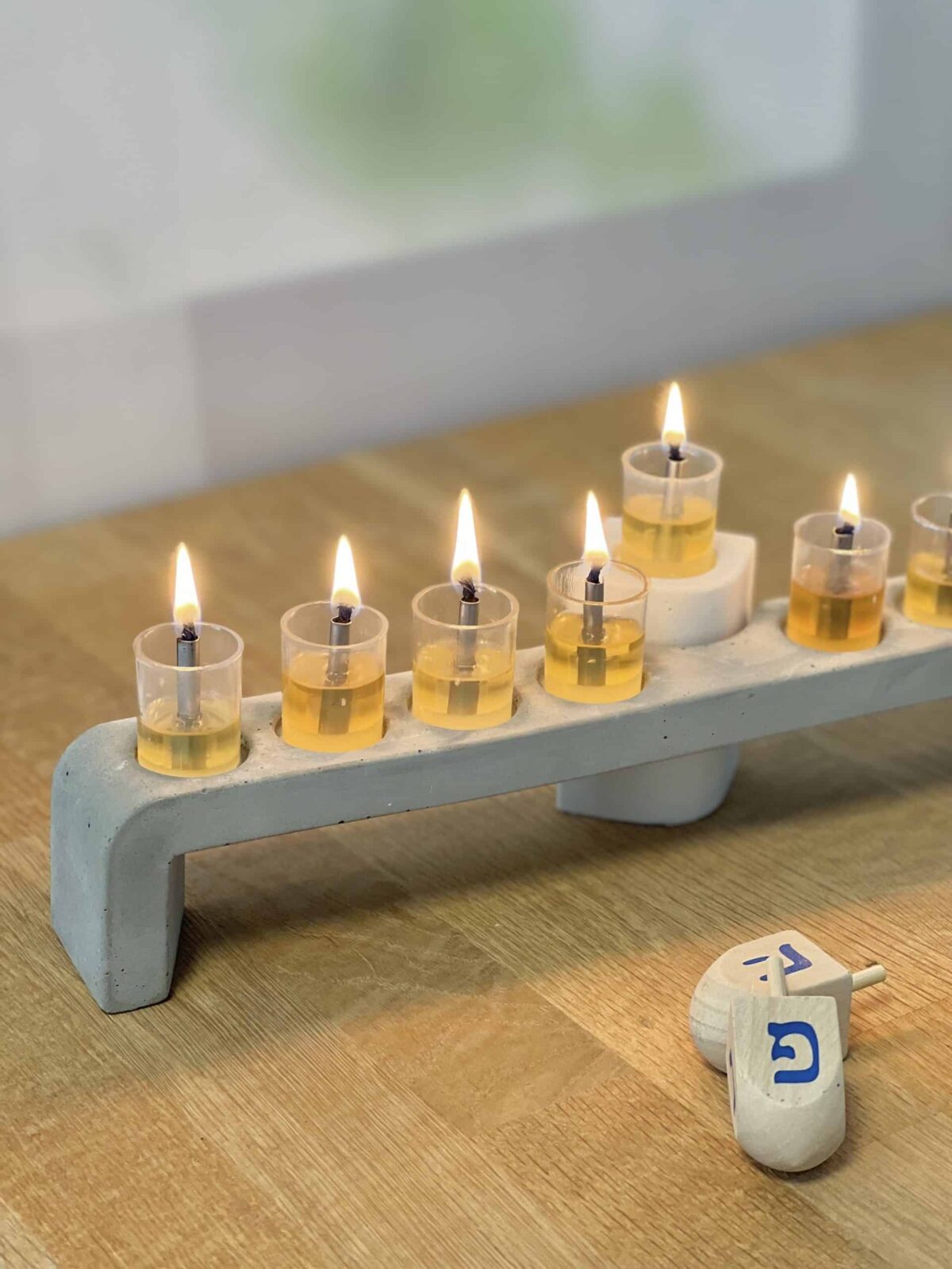 חנוכיה מעוצבת מבטון בעבודת יד | ביתן המלכים