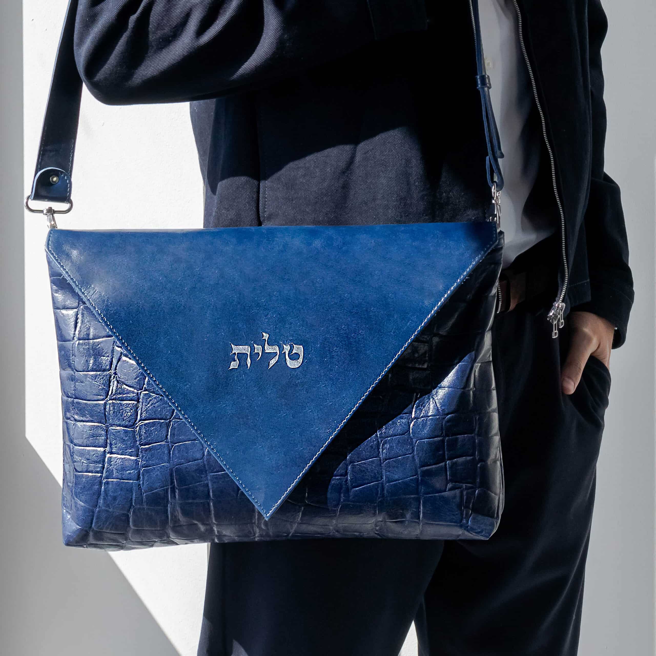 IMG_7536-2-scaled תיק טלית ותפילין מעור קרוקו כחול עם סגירת מעטפה – תמונה 2