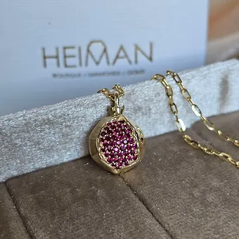 שרשרת זהב מרהיבה עם תליון רימון ושיבוץ אבני רובי אדומות