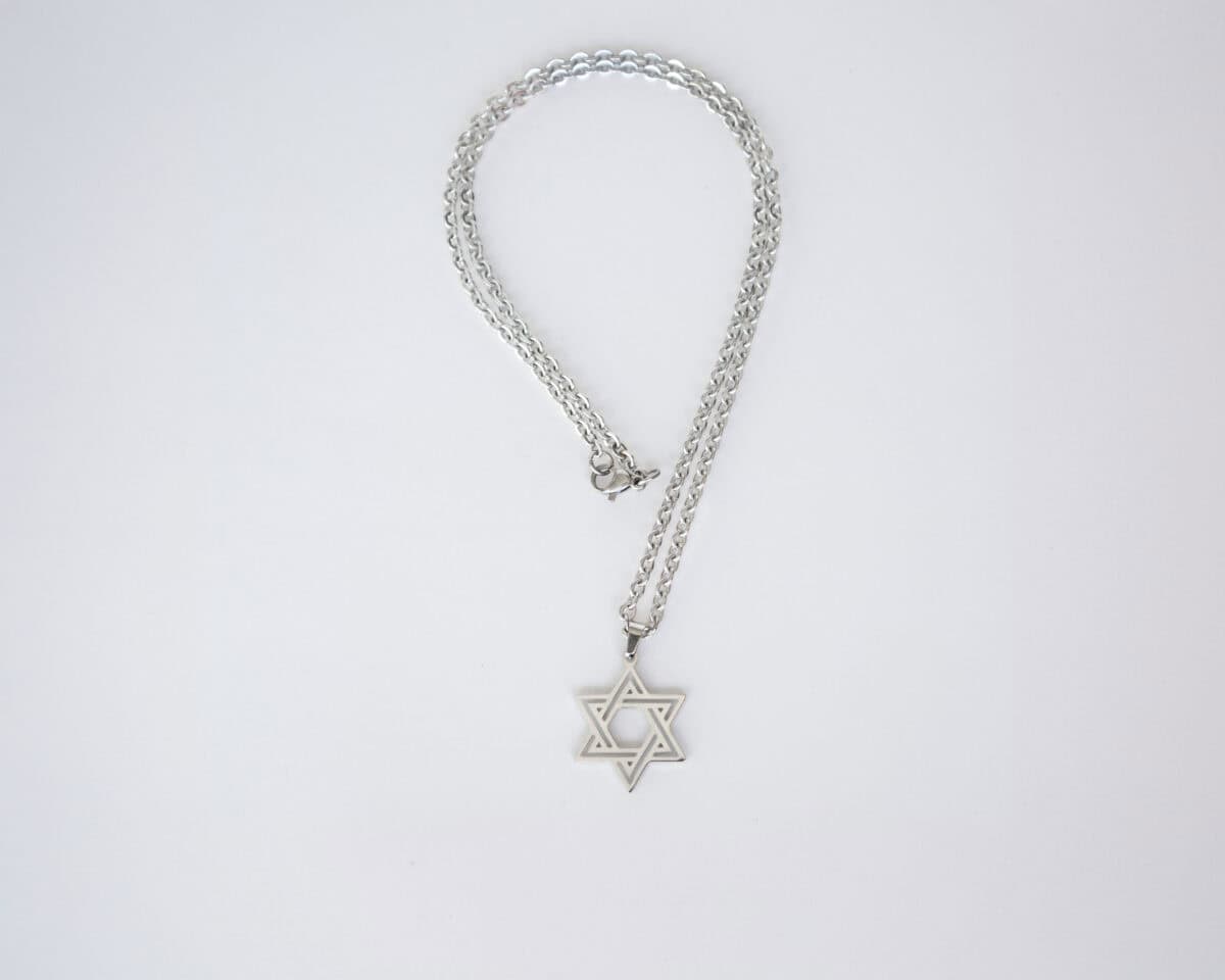שרשרת מגן דוד ״אביהו״ - כסף וסטייל גברי - מבט צד - שרשראות לגברים בעיצוב מודרני | ביתן המלכים