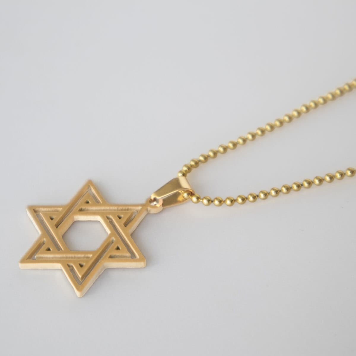 שרשרת עם תליון מעוצב של מגן דוד זהב לגבר - על הגוף - שרשראות לגברים בעיצוב מודרני | ביתן המלכים