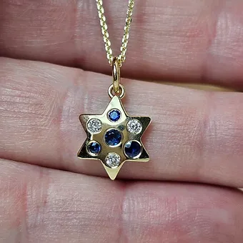 תליון מגן דוד "ישראל היפה" - שרשראות מגן דוד מזהב לגברים | ביתן המלכים