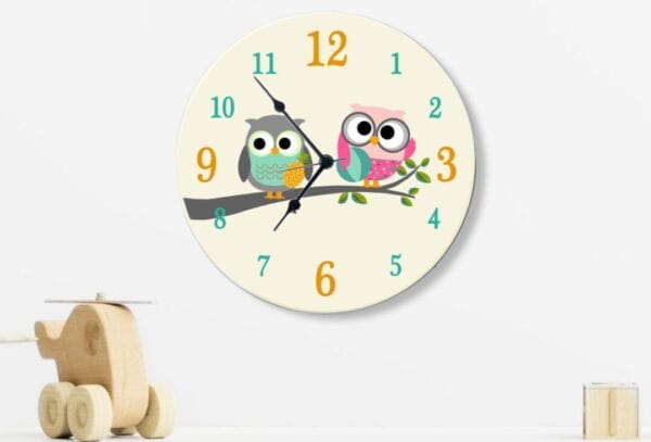שעון קיר מעוצב לחדר ילדים עם ינשופים | ביתן המלכים