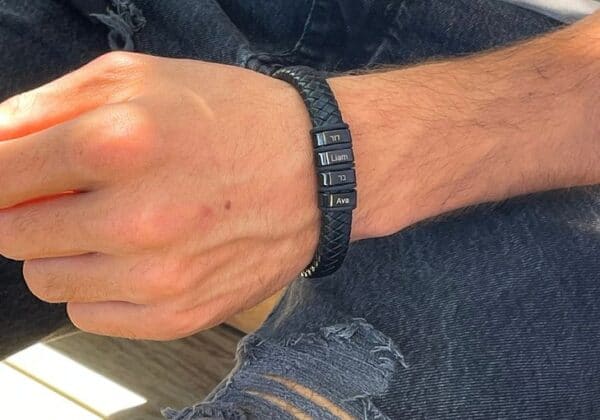 צמיד לגבר מעור שחור עם שמות הילדים דגם Idan