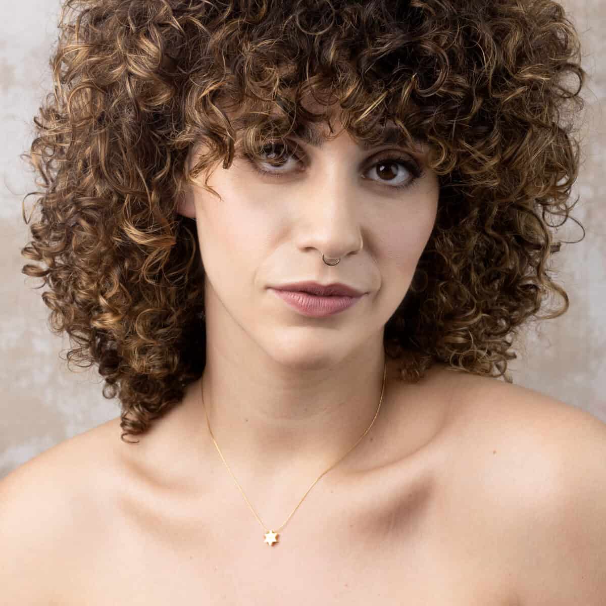 שרשרת מגן דוד תלת-ממדי מוזהבת: השילוב המושלם בין מסורת לסטייל מודרני - מבט על התליון - שרשראות לנשים בעיצוב אלגנטי | ביתן המלכים
