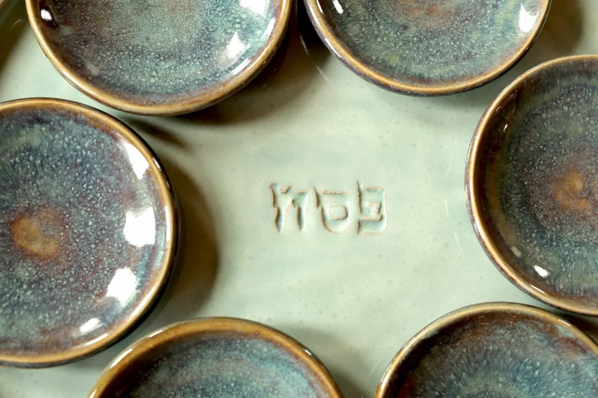 סט קערה לפסח מעוצב מקרמיקה בעבודת יד, צבע ירוק פסטל, סט קעריות לפסח, מבט נוסף | ביתן המלכים