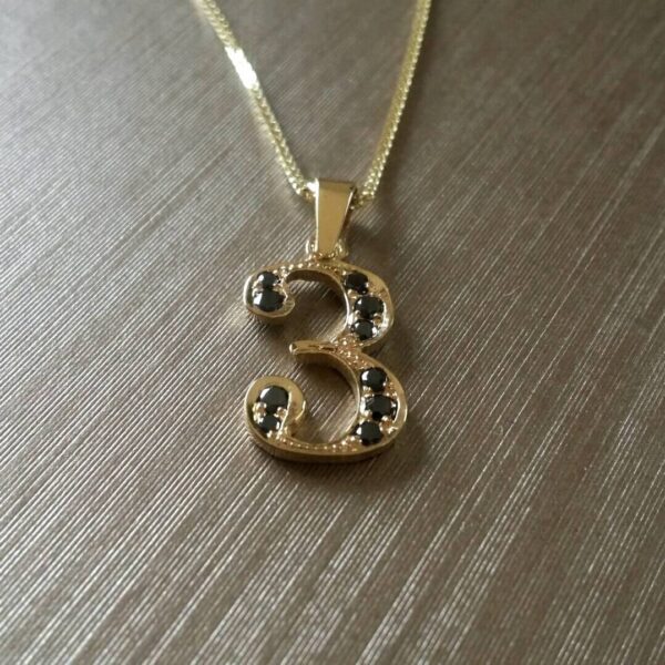 שרשרת תליון מספר 3 זהב 14K עם יהלומים שחורים - תצוגה קדמית | ביתן המלכים