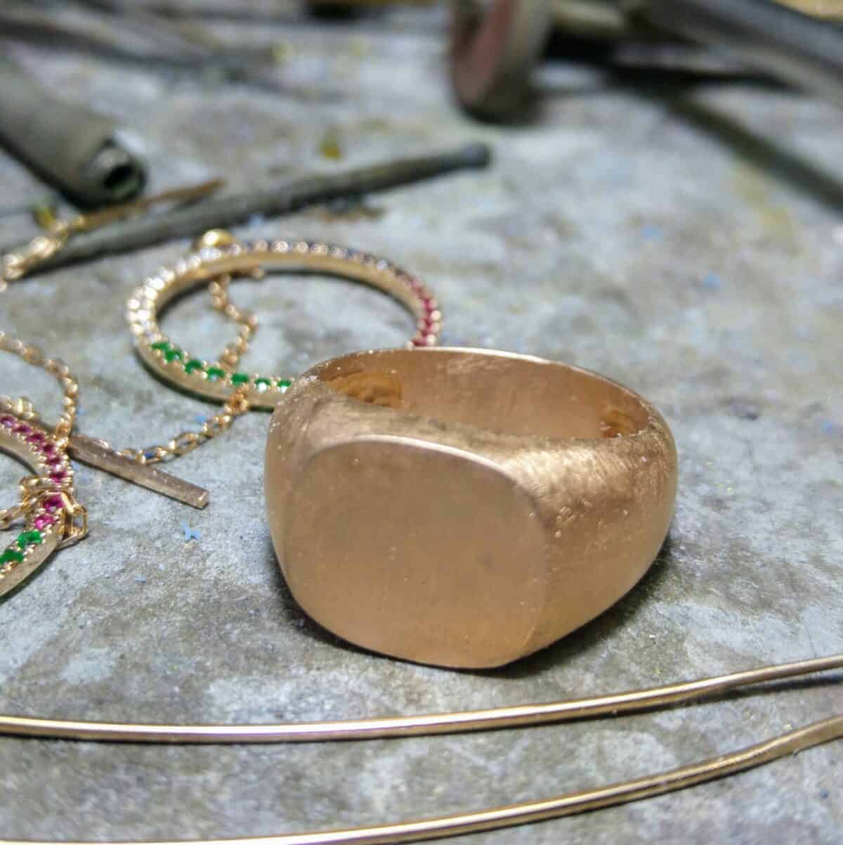 טבעת חותם זהב ורדרד 14K - תמונה ראשית - טבעות מעוצבות לנשים ולגברים | ביתן המלכים