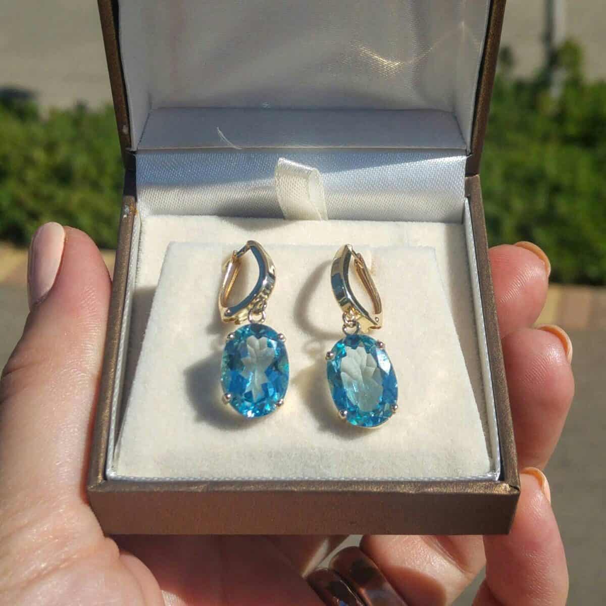 עגילים תלויים זהב 14K עם טופז כחול, עיצוב של אינה היימן, זווית נוספת | ביתן המלכים