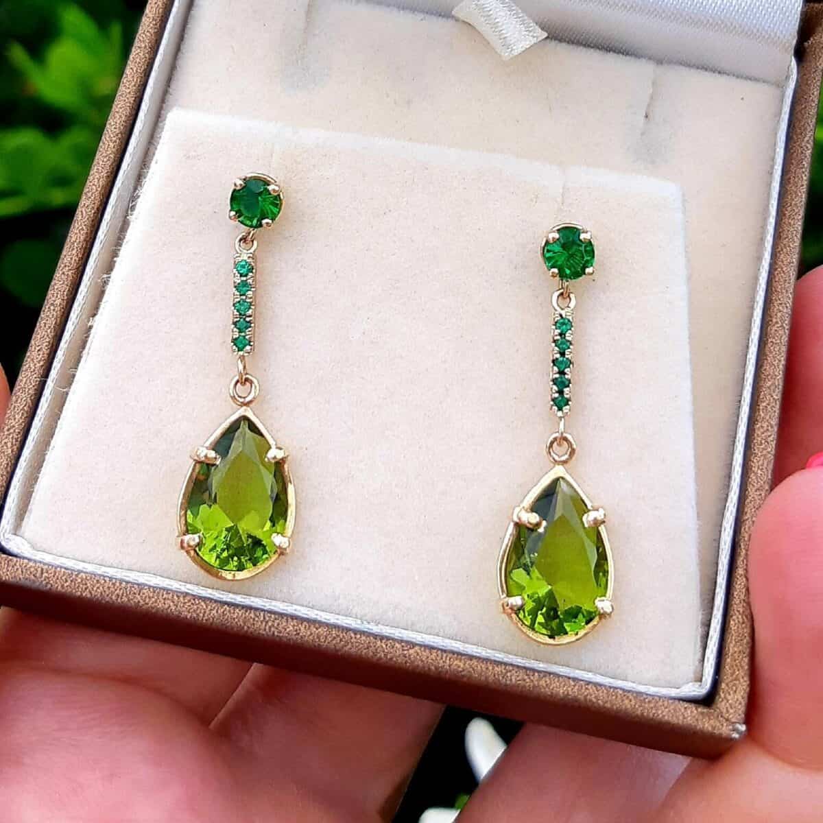 עגילים תלויים זהב 14K עם אמרלד וזירקוניה ירוקה, עגילי זהב לאישה, מבט מקרוב | ביתן המלכים