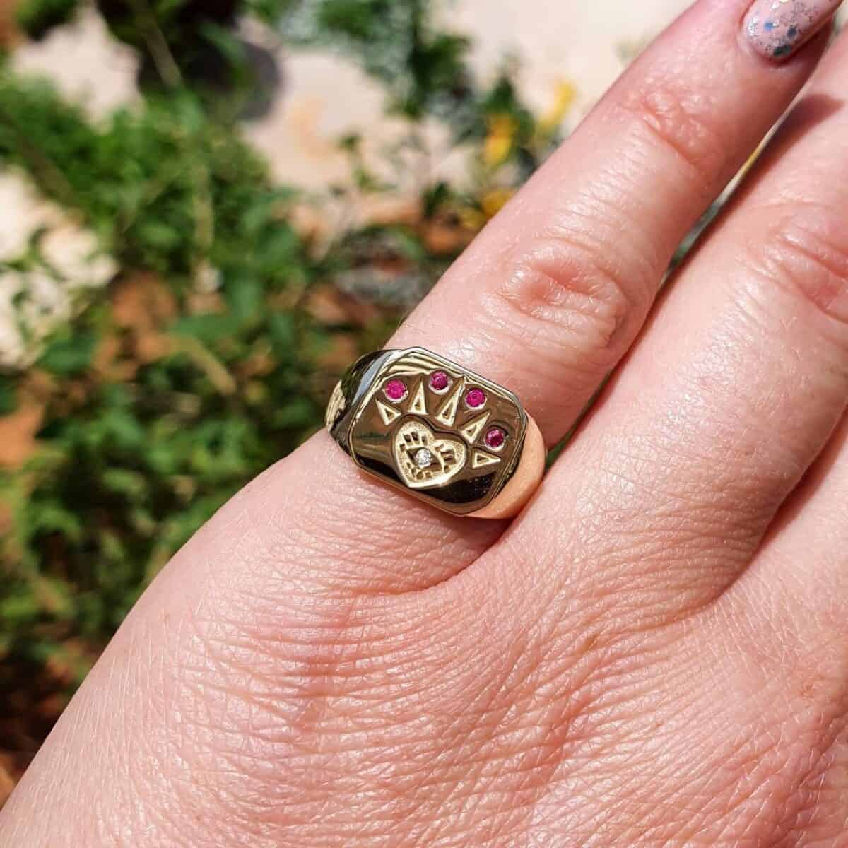 טבעת פינקי זהב צהוב 14K עם יהלום ורובי, טבעת אבן חן לאישה, פרטי עיצוב | ביתן המלכים