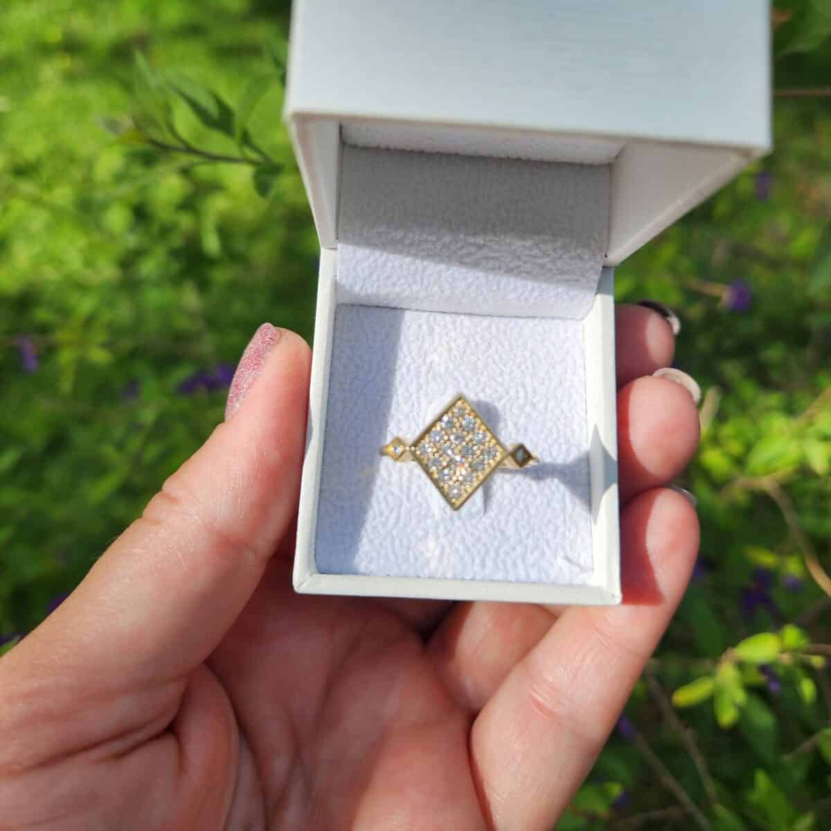 טבעת זהב צהוב 14K עם יהלום - מבט על החומר - טבעות מעוצבות לנשים ולגברים | ביתן המלכים