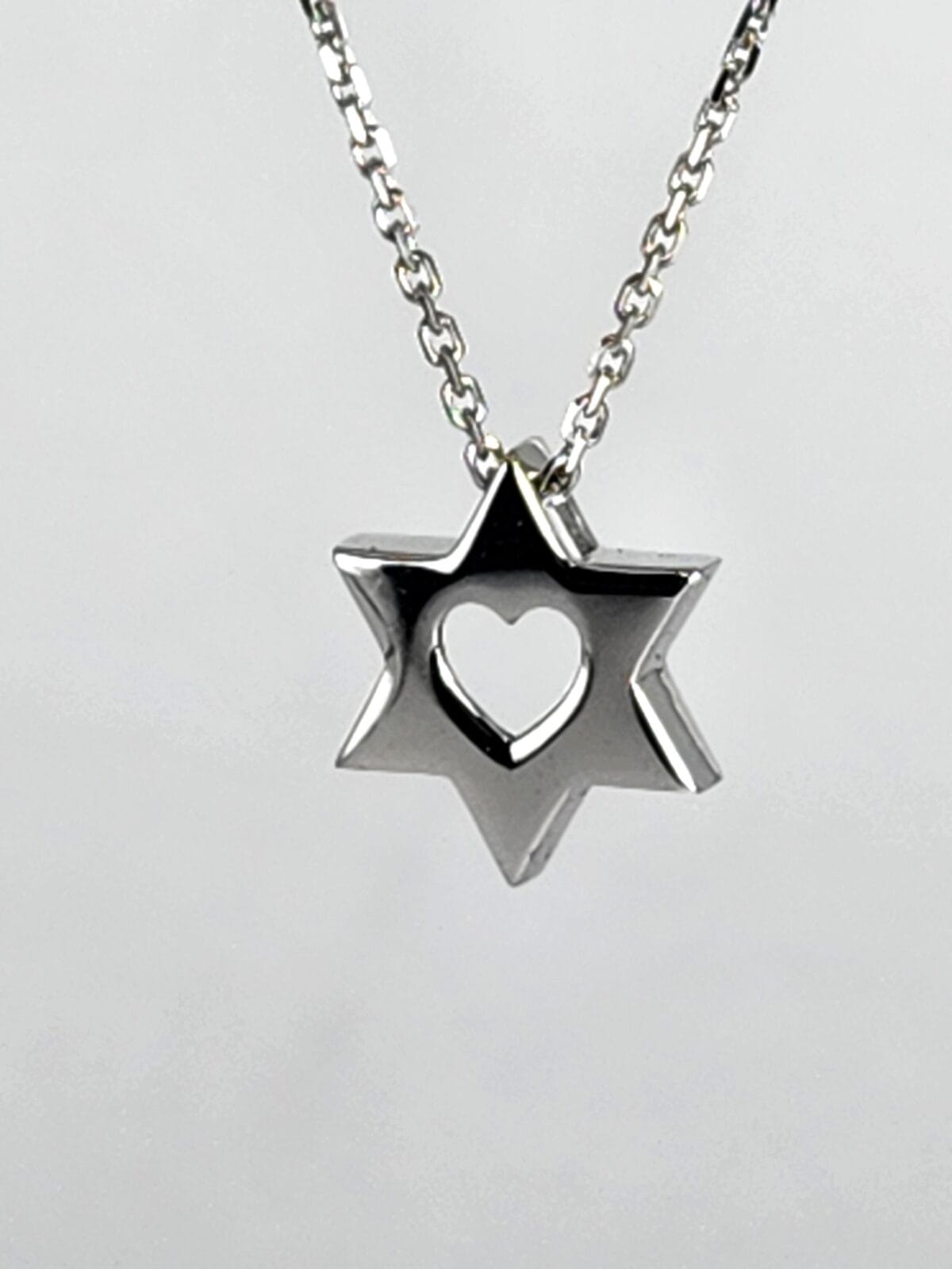 שרשרת מגן דוד עם לב זהב 14K - תצלום קרוב | ביתן המלכים