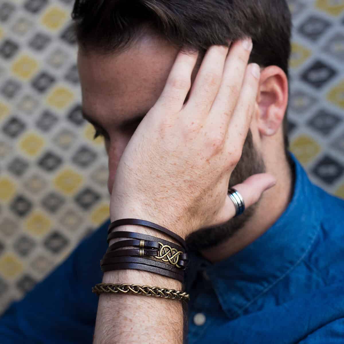 צמיד ראול - צמיד אינפיניטי ועור חום לגבר - מבט נוסף - צמידים לגבר בעיצוב אישי | ביתן המלכים